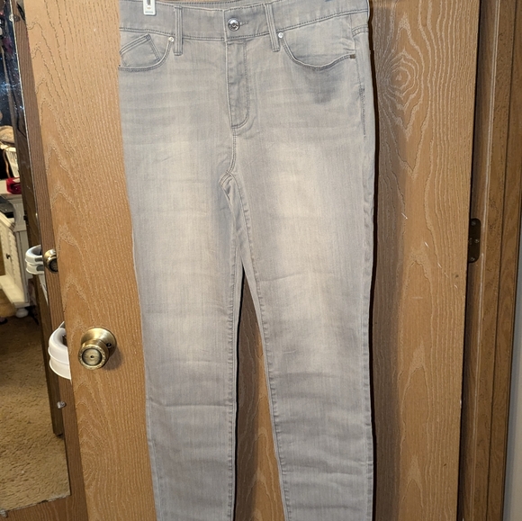 NWOT - Chico's - Grey Jeans Size 0.5 (6 Regular) - Picture 2 of 5